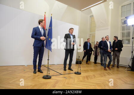 Wien, Österreich. 12. November 2019. Pressemitteilung von ÖVP (Neue Volkspartei Österreich) Bundesvorsitzende Sebastian Kurz und Grünen Sprecher Werner Kogler anlässlich der Beginn der Koalitionsverhandlungen im Winterpalais des Prinzen Eugen, himmelpfortgasse 8, am 12. November 2019 in Wien. Bild zeigt die Bundesvorsitzende der (von L nach R) ÖVP Sebastian Kurz und die Sprecher der Grüne Werner Kogler. Quelle: Franz Perc/Alamy leben Nachrichten Stockfoto