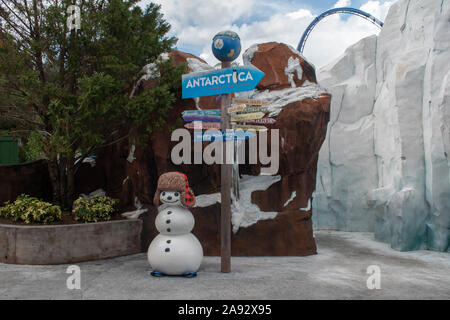 Orlando, Florida. November 06, 2019. Antarktis unterzeichnen und Schneemann in Seaworld Stockfoto