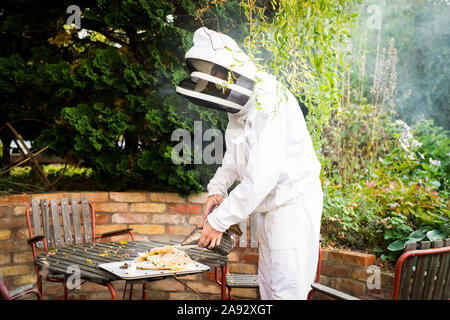 Imker in der Nähe der Bienenstöcke Stockfoto