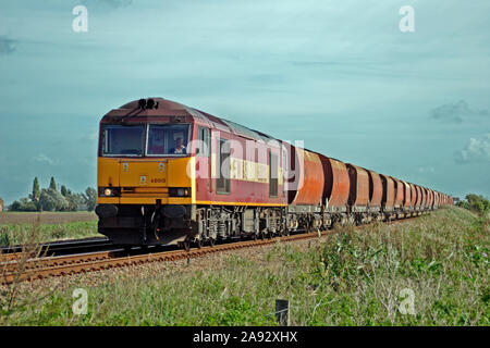 Eine Klasse 60 diesel Lok60010 Arbeiten einen Zug von leer Stein leert sich drei Pferd Schuhe Kreuzung in der Nähe von März. Stockfoto