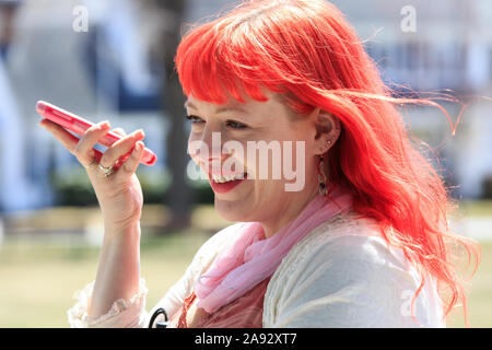 Junge blinde Frau, die unterstützende Technologie verwendet, um ihr zuzuhören Textnachrichten Stockfoto