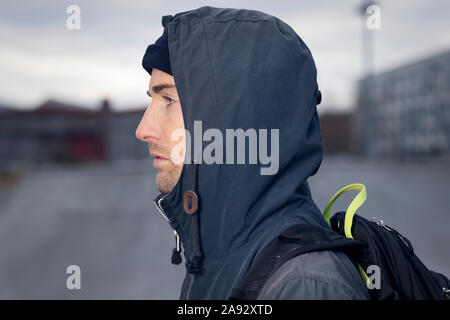 Junger Mann mit Kapuze Stockfoto