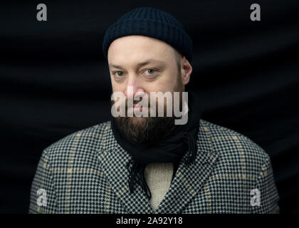 Porträt des Mannes Blick in die Kamera Stockfoto