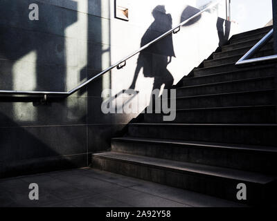 Schatten von Person zu Fuß die Treppen hoch Stockfoto