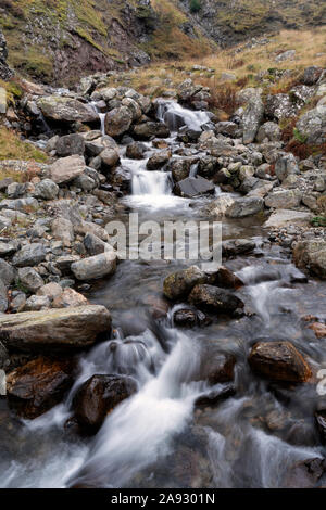 Schnell fließenden Bach mit kleinen Kaskaden in der Nähe von thirlmere im Lake District National Park Stockfoto