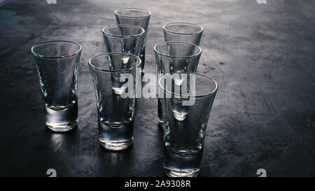 Bierflasche, transparentes Glas, grauen Hintergrund, Rotwein Flasche, Kaffeebohnen, Kaffeebohnen Stockfoto