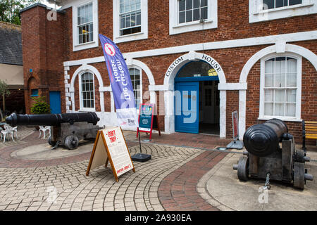 Das Äußere des Custom House in der Stadt Exeter in Devon, Großbritannien. Das Gebäude, auf der Exeter Quay gelegen, wurde im frühen 17. Jahrhundert gebaut. Stockfoto