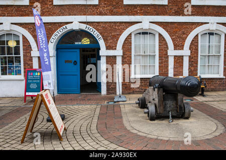 Das Äußere des Custom House in der Stadt Exeter in Devon, Großbritannien. Das Gebäude, auf der Exeter Quay gelegen, wurde im frühen 17. Jahrhundert gebaut. Stockfoto