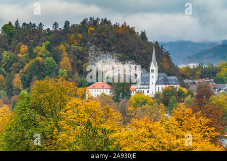 Die St. Martina Pfarrkirche mit Herbstfarben Farbe in Bled, Slowenien, Europa. Stockfoto