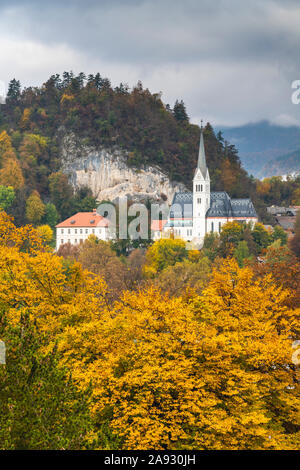 Die St. Martina Pfarrkirche mit Herbstfarben Farbe in Bled, Slowenien, Europa. Stockfoto