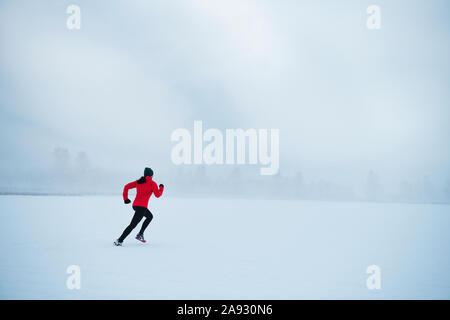 Frau Joggen im Winter Stockfoto