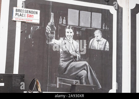 Straßenwerbung Lanson Champagne, Außenwand Gebäude in Bressenden Place, City of Westminster London SW1 UK. Leben des Luxus. Leben in hohem Leben. Stockfoto