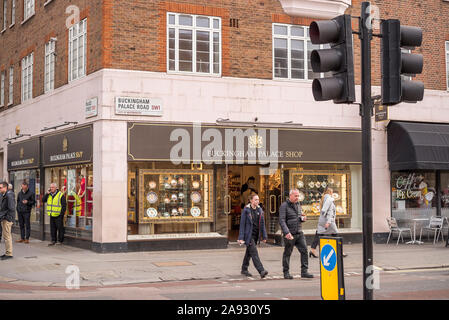 Blick auf die Straße vor dem Buckingham Palace Shop an der Ecke des Buckingham Palace Road & Palace Street, Westminster, London SW1, UK, mit Fußgängern. Stockfoto