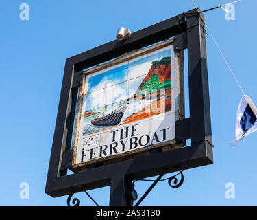 Devon, UK - 1. August 2019: Die traditionellen Pub Zeichen für die Fähre Gasthaus im Dorf Shaldon in Devon, Großbritannien. Stockfoto