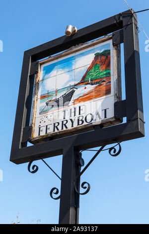 Devon, UK - 1. August 2019: Die traditionellen Pub Zeichen für die Fähre Gasthaus im Dorf Shaldon in Devon, Großbritannien. Stockfoto