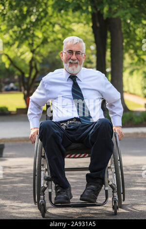 Geschäftsmann mit Muskeldystrophie im Rollstuhl Stockfoto