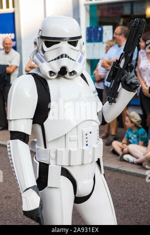 Devon, UK - 1. August 2019: eine Person gekleidet wie ein Stormtrooper aus Star Wars, an der 2019 Teignmouth Karneval in der Küstenstadt Teignmouth in S Stockfoto