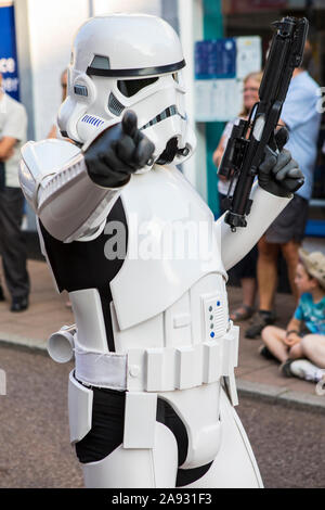 Devon, UK - 1. August 2019: eine Person gekleidet wie ein Stormtrooper aus Star Wars, an der 2019 Teignmouth Karneval in der Küstenstadt Teignmouth in S Stockfoto