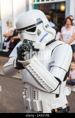 Devon, UK - 1. August 2019: eine Person gekleidet wie ein Stormtrooper aus Star Wars, an der 2019 Teignmouth Karneval in der Küstenstadt Teignmouth in S Stockfoto