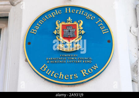 Devon, UK - 1. August 2019: Eine blaue Plakette die Lage der historischen Metzger Zeile markieren in der Stadt Barnstaple in Devon, Großbritannien. Stockfoto