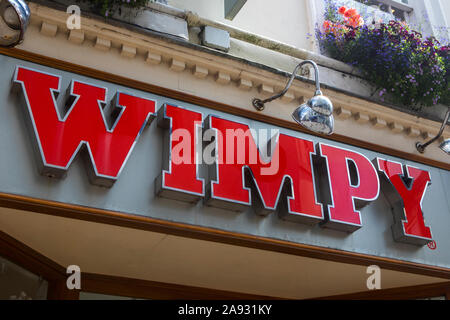 Devon, Großbritannien - 2 August 2019: Der Wimpy Logo über dem Eingang zu einem der Restaurants in North Devon, Großbritannien. Stockfoto