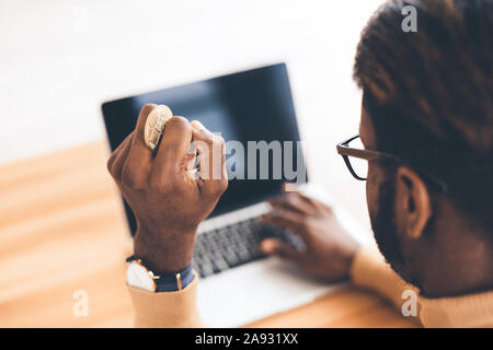 Nahaufnahme der afrikanischen amerikanischen Geschäftsmann holding Bitcoin Stockfoto