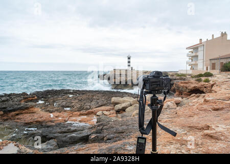 Colonia de Sant Jordi, Mallorca/Spanien - Dezember 24, 2018: Sony a7rII Kamera auf einem Stativ und einem intervalometer verbunden, arrangiert zu Zeitraffer. Stockfoto