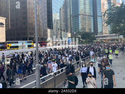 Zentrale/Hongkong - 13. November 2019: Der Arbeitnehmer melden Sie das Match in Zentral. Nach der Maske Gesetz gestartet wird, werden die Menschen noch den Protest unterstützen. Stockfoto