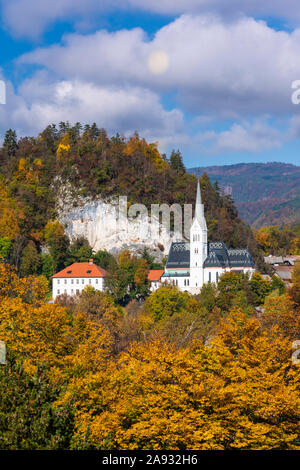 Die St. Martina Pfarrkirche mit Herbstfarben Farbe in Bled, Slowenien, Europa. Stockfoto