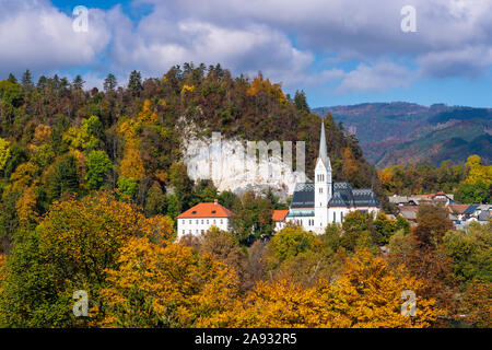 Die St. Martina Pfarrkirche mit Herbstfarben Farbe in Bled, Slowenien, Europa. Stockfoto