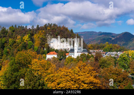 Die St. Martina Pfarrkirche mit Herbstfarben Farbe in Bled, Slowenien, Europa. Stockfoto