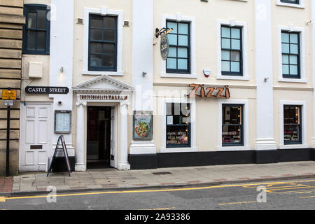 Salisbury, Großbritannien - 3 August 2019: Die zizzi Restaurant in der Stadt Salisbury, Großbritannien. Das Restaurant war berüchtigt als einer der letzten Orte, an die S Stockfoto