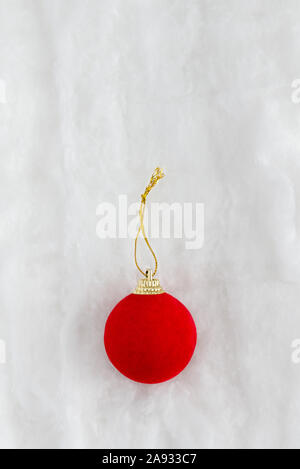 Red christmas Ball auf verschneiten Hintergrund. Stockfoto