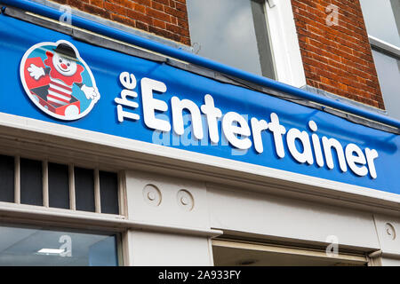 Salisbury, Großbritannien - 3 August 2019: Der Entertainer Logo über dem Eingang zu Ihrem Store in der Stadt Salisbury in Großbritannien. Stockfoto