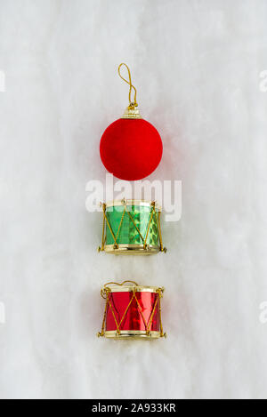Weihnachtsbaum Spielzeug an einem verschneiten Hintergrund. Stockfoto
