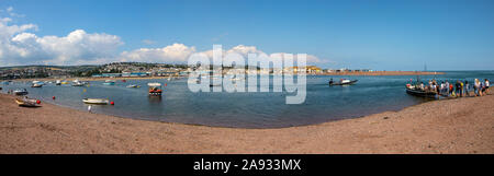 Devon, UK - 1. August 2019: Panoramablick vom Dorf Shaldon zum Badeort Teignmouth in South Devon, Großbritannien. Stockfoto