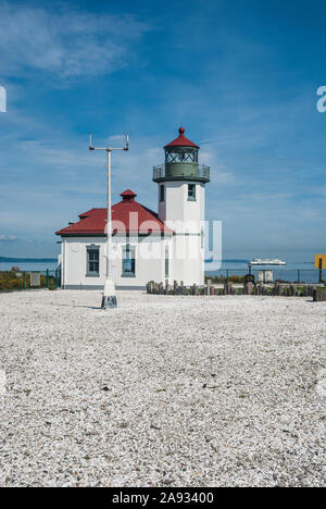 Alki Point Lighthouse in West Seattle, Washington. Es gibt eine Fähre in der Puget Sound im Hintergrund. Stockfoto