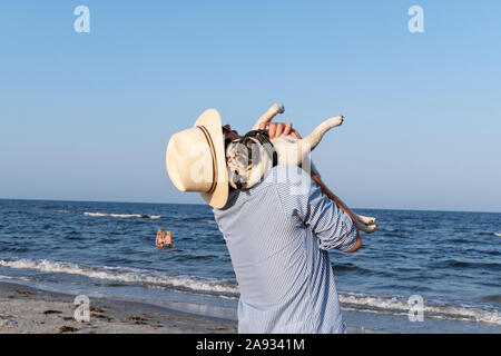 Mann mit Mops auf See Stockfoto