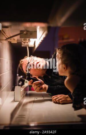 Vater und Tochter in der Küche Licht Stockfoto