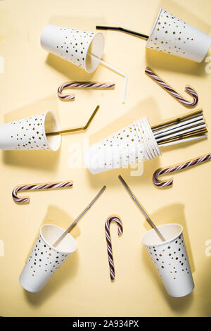 Neues Jahr Partei Thema konzeptionelle Bild, Blick von oben auf die Flache layout Zusammensetzung von Papier Glas mit goldener Dekoration, Zuckerstangen, und goldenen Flaschen von c Stockfoto