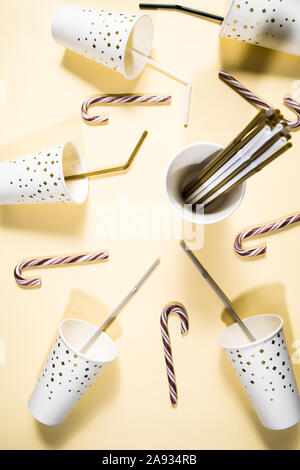 Neues Jahr Partei Thema konzeptionelle Bild, Blick von oben auf die Flache layout Zusammensetzung von Papier Glas mit goldener Dekoration, Zuckerstangen, und goldenen Flaschen von c Stockfoto