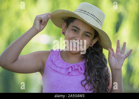 Porträt von hispanischen Teenager-Mädchen lächeln mit Zahnspangen auf sie Zähne Stockfoto