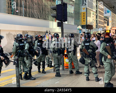 Zentrale/Hongkong - 13. November 2019: Der Arbeitnehmer melden Sie das Match in Zentral. Nach der Maske Gesetz gestartet wird, werden die Menschen noch den Protest unterstützen. Stockfoto