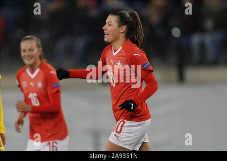 SCHAFFHAUSEN, SCHWEIZ - 12. NOVEMBER: Ramona Bachmann der Schweiz feiert ihren zählenden Ihr während Qualifier Fußballspiel der Europameisterschaft der Frauen zwischen der Schweiz und Rumänien zu Lipo Park am 12. November 2019 strebe in Schaffhausen, Schweiz (Foto von Daniela Porcelli/SPP) Stockfoto