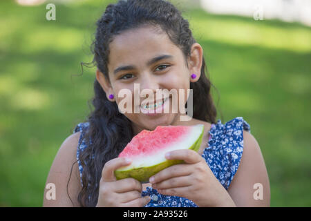 Portrait von happy Hispanic teen Mädchen essen Wassermelone mit Zahnspangen Stockfoto