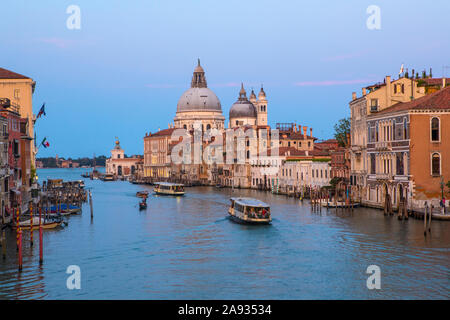 Der atemberaubende Blick von der Ponte dell'Accademia im Anblick auf den Canale Grande und die Basilica di Santa Maria della Salute, die in der schönen Stadt Stockfoto