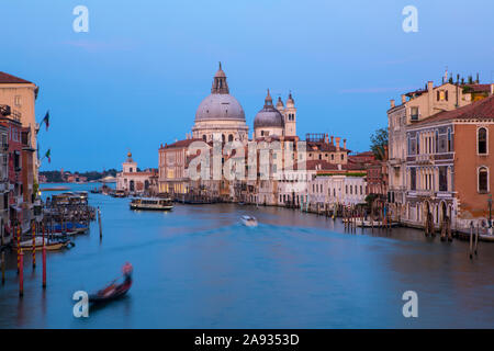 Der atemberaubende Blick von der Ponte dell'Accademia im Anblick auf den Canale Grande und die Basilica di Santa Maria della Salute, die in der schönen Stadt Stockfoto