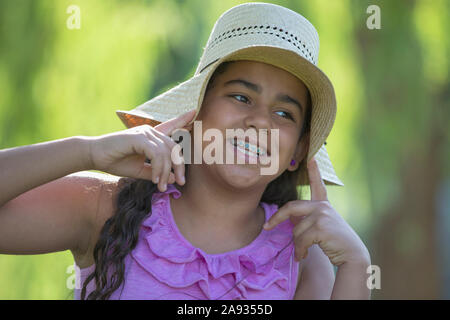 Portrait von Hispanic teen Mädchen mit Zahnspangen lächelnd Stockfoto