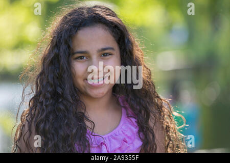Portrait von happy Hispanic teen Mädchen mit Zahnspange Stockfoto