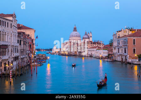 Der atemberaubende Blick von der Ponte dell'Accademia im Anblick auf den Canale Grande und die Basilica di Santa Maria della Salute, die in der schönen Stadt Stockfoto